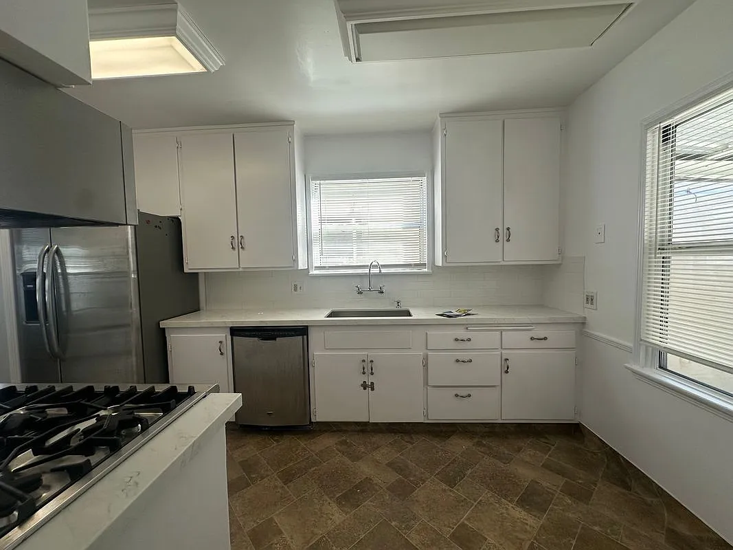 3 bed, 1.0 bath, 1062 sqft, $5,000 — Photo 2
