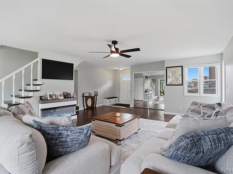 2299 Kingston St — Photo 4