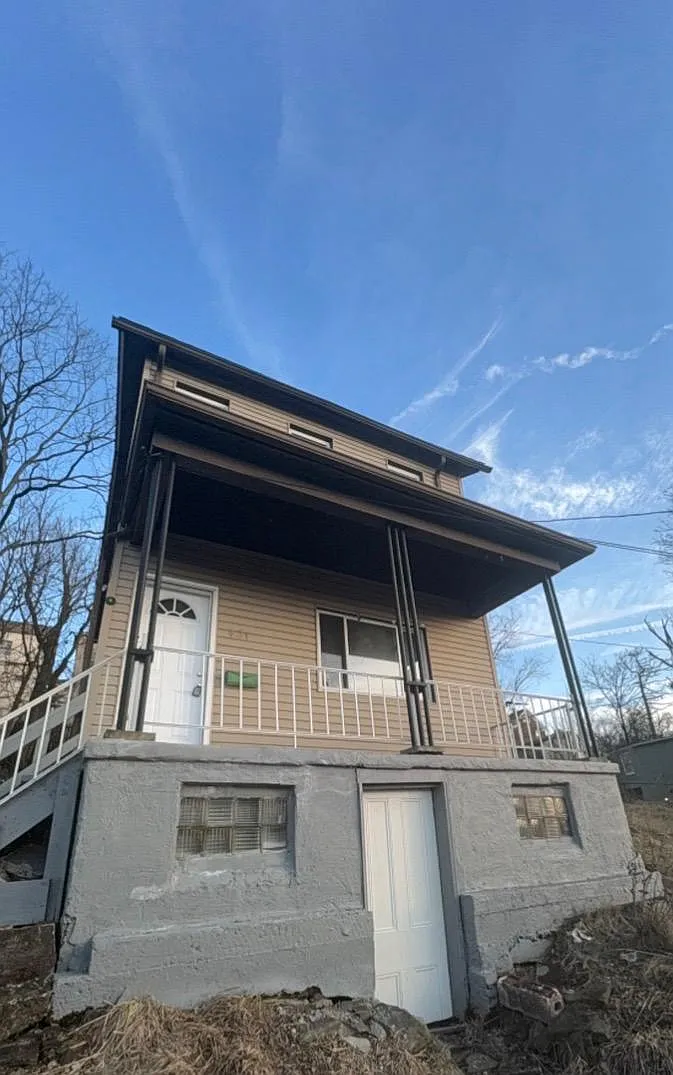 4 bed, 1368 sqft, $2,200 — Photo 2