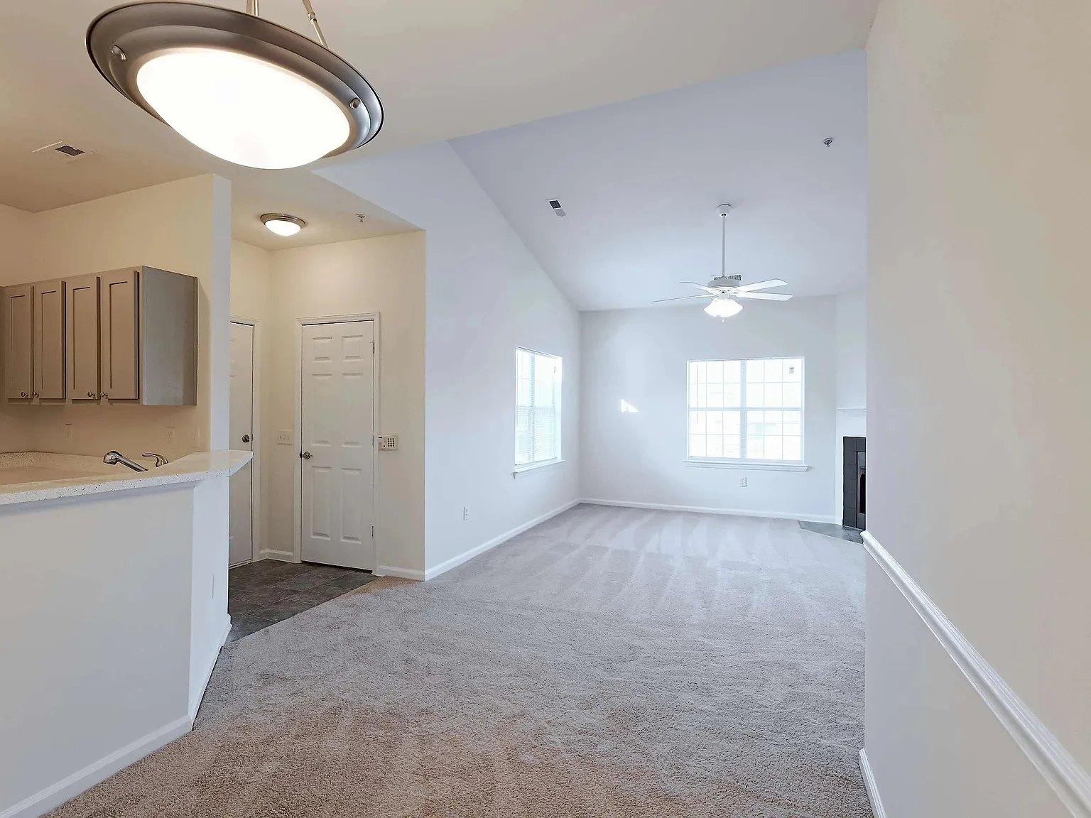 1 bed, 1.5 bath, 834 sqft, $1,225 — Photo 2
