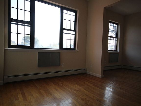 3rd image of 131 Vernon Ave APT 2