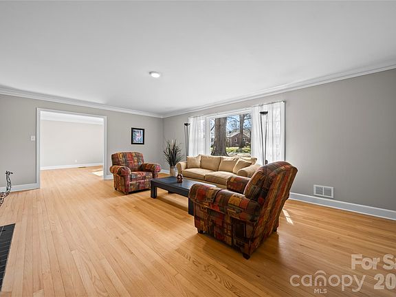 5th image of 787 Colonial Dr