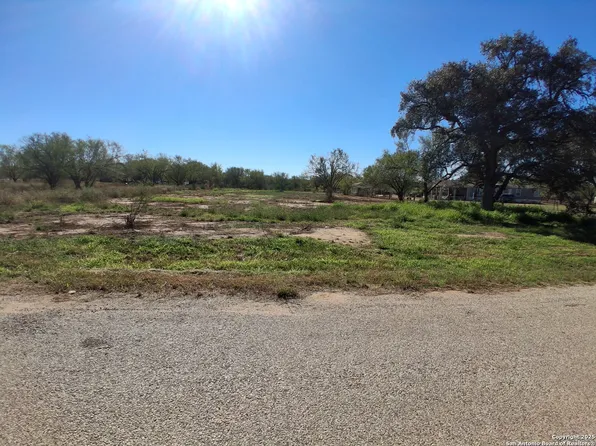 105 County Road 2671 LOT 298, Devine, TX 78016
