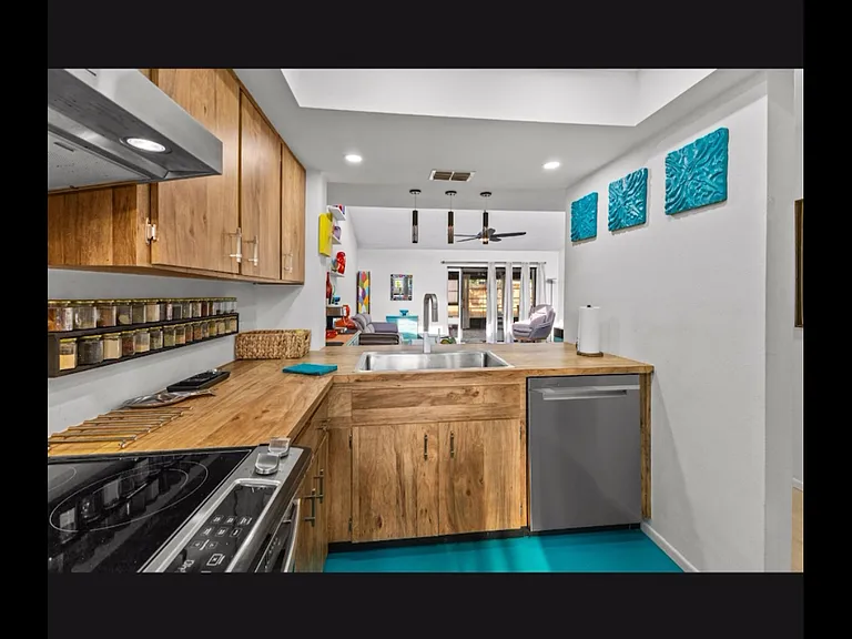 2240 Pinewood Villas Dr — Photo 16