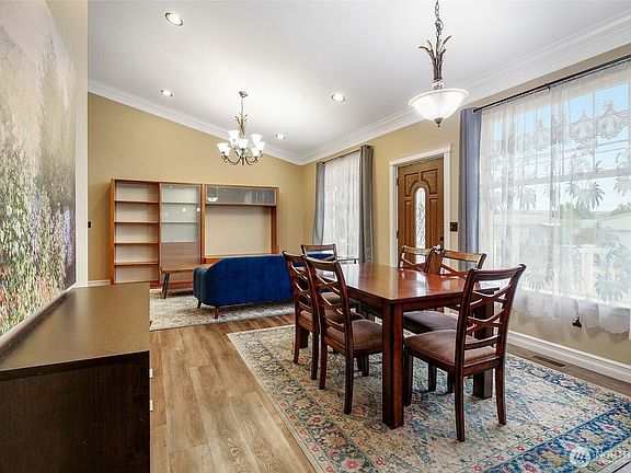 4th image of 26 Ginkgo St S