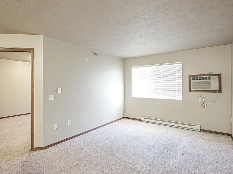 Auburn Manor Apartments — Photo 22