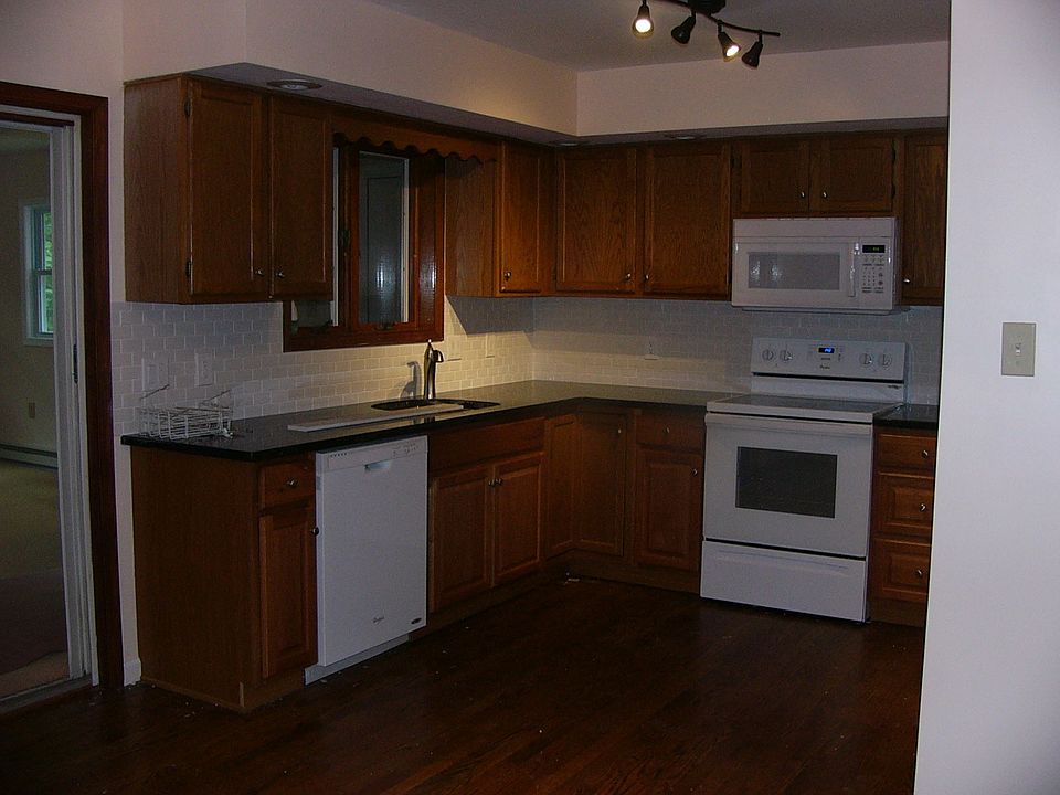 2nd image of 100 Prairie Ln