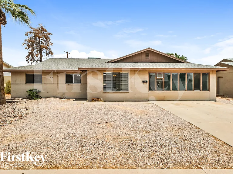 32 W Fairmont Dr — Photo 1