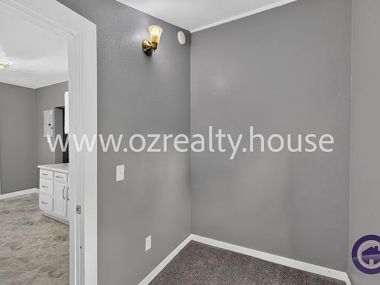 565 Viking St — Photo 12
