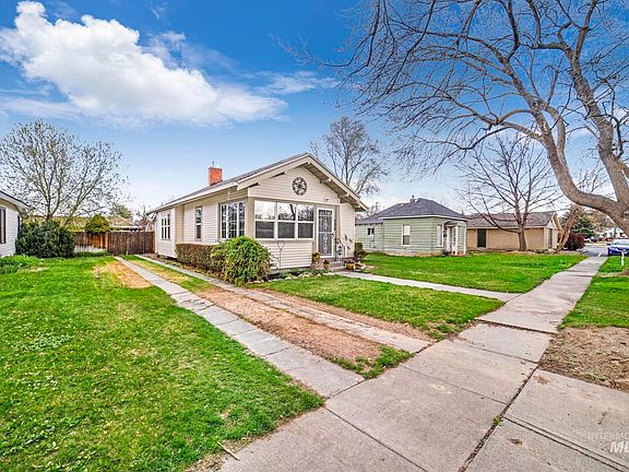 5th image of 135 10th Ave E