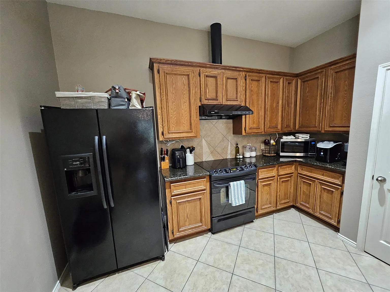3 bed, 2.0 bath, 1798 sqft, $2,200 — Photo 3