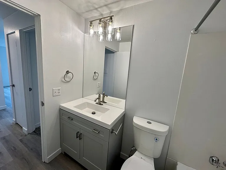 501 Malden Ave E — Photo 12