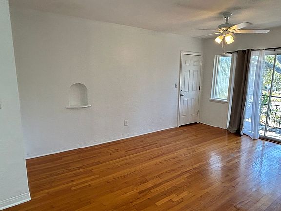 4th image of 1120 Beach Dr NE Unit 4