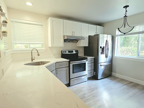 5th image of 833 SW Sunset Blvd