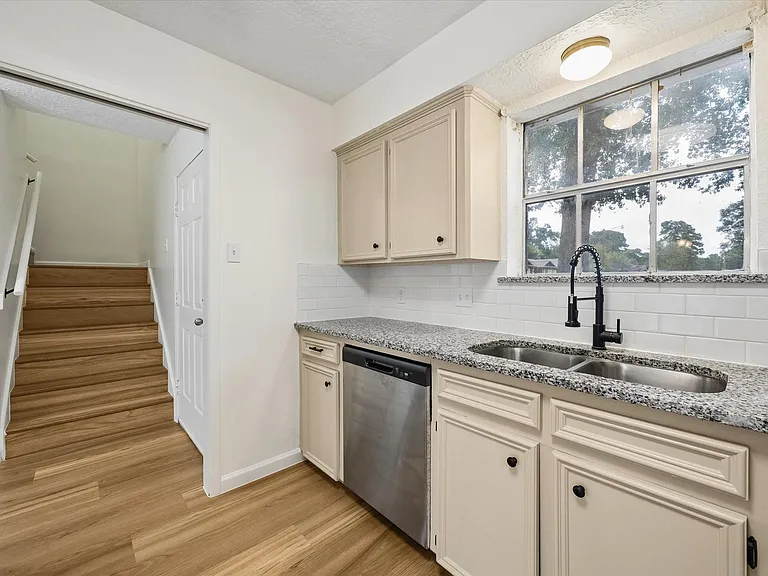 1600 Hazelwood St #B — Photo 6