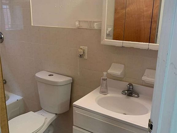 5th image of 423 Essex St Floor 1