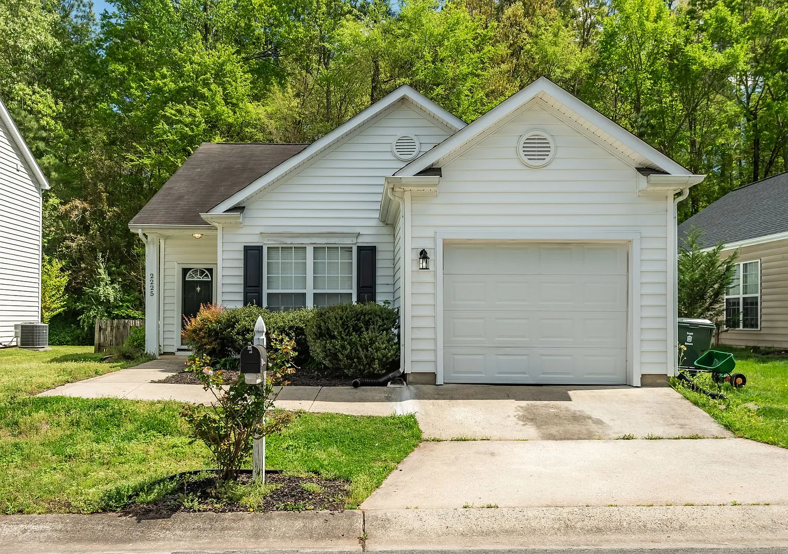 Charming 3 bedroom, 2 bathroom Ranch-style home — Photo 1