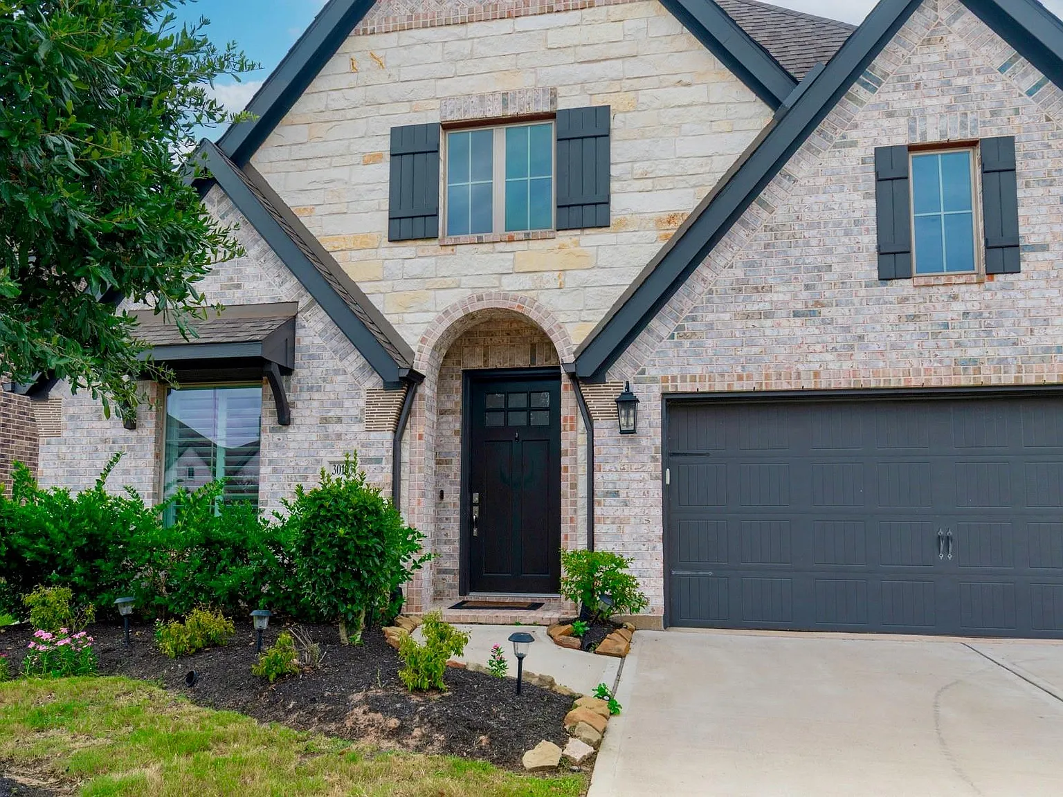 4 bed, 3.0 bath, 2432 sqft, $3,200 — Photo 2