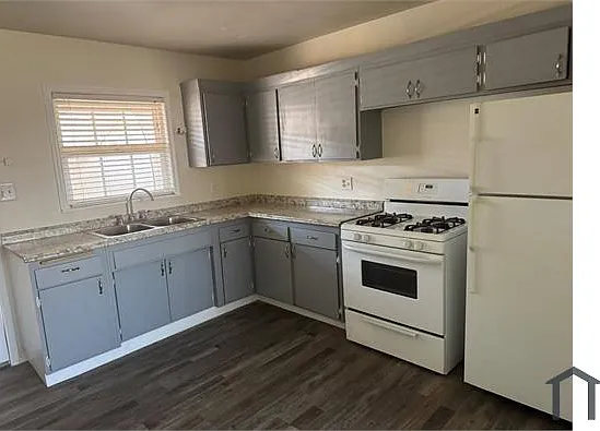 151 E 24th Pl #151 — Photo 5