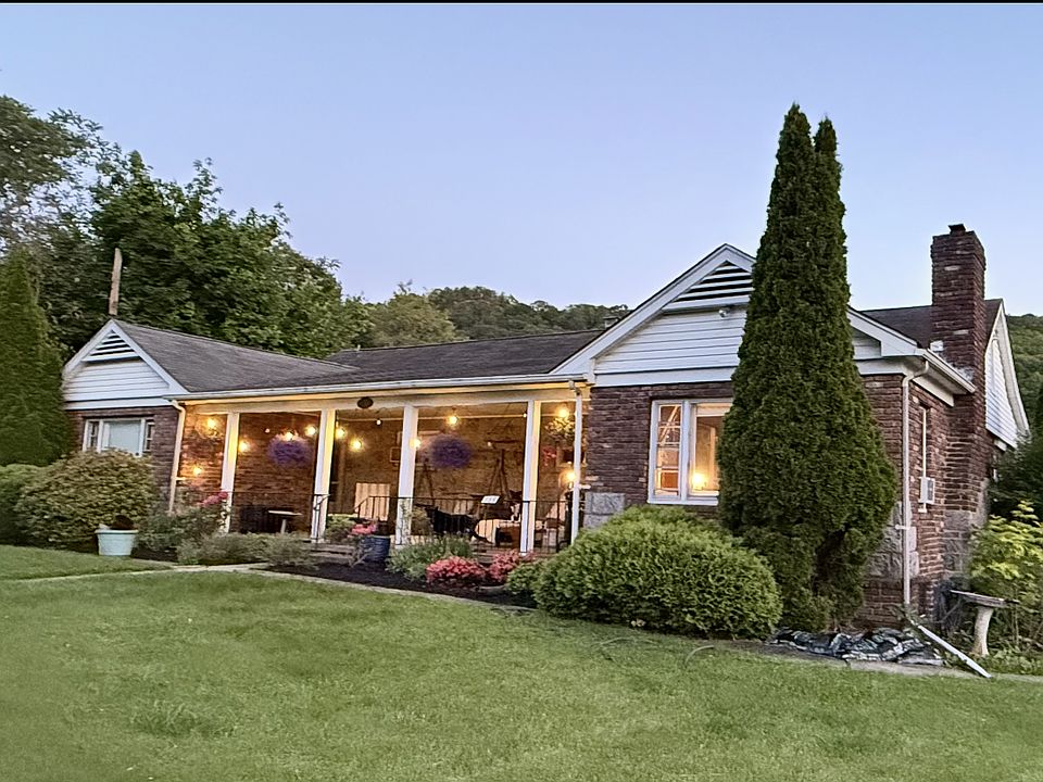 Front of the house. Apartment B is on the left side of the shared big front porch.
