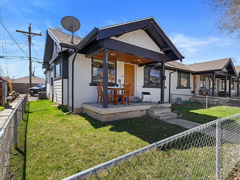 366 E Logan Ave — Photo 4
