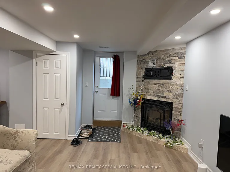 934 Boyer Blvd #BASEMENT — Photo 8