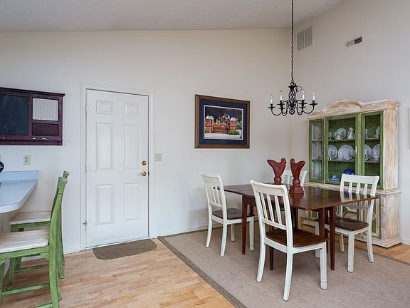 3rd image of 318 Emerald Dr