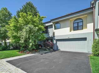 40 Eagle Chase, Woodbury, NY 11797