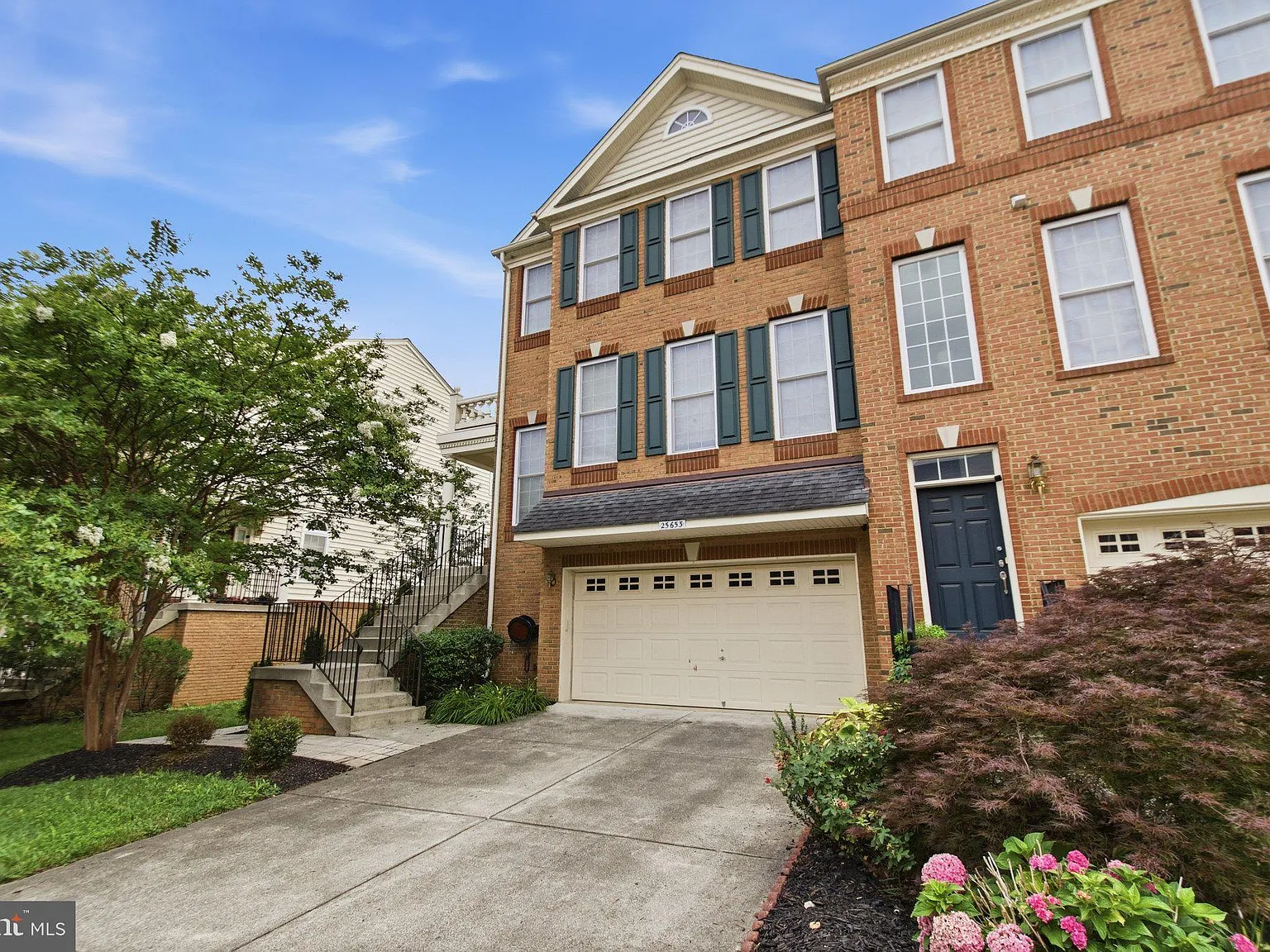 3 bed, 3.5 bath, 2758 sqft, $4,300 — Photo 2