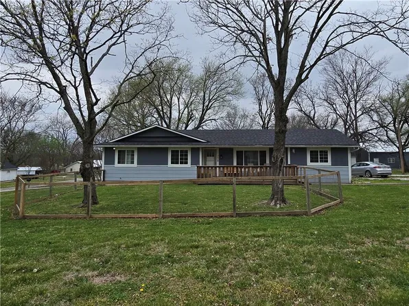 302 N Dement St, Mound City, KS 66056