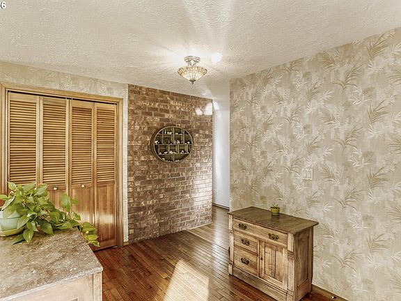 5th image of 4087 SE Spring St