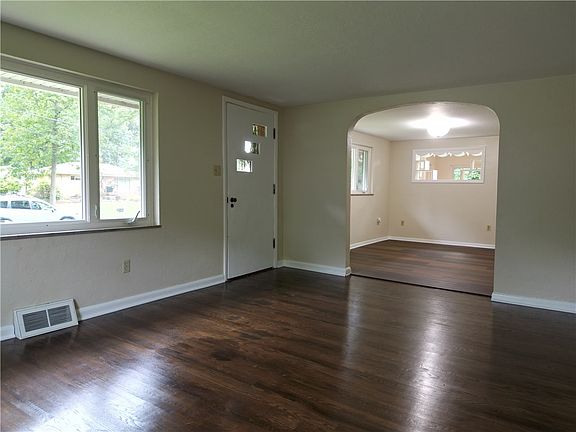 5th image of 116 N Breezewood Dr