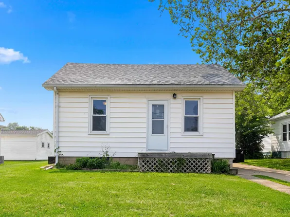 107 N Cleveland St, Roanoke, IL 61561