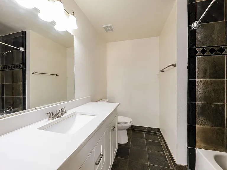 8810 W Grovers Ave — Photo 11