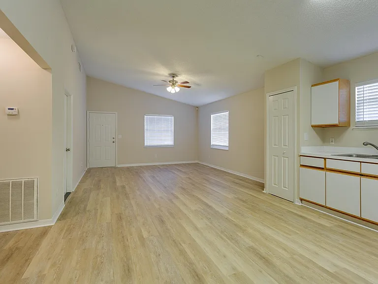20th Ct SW — Photo 2