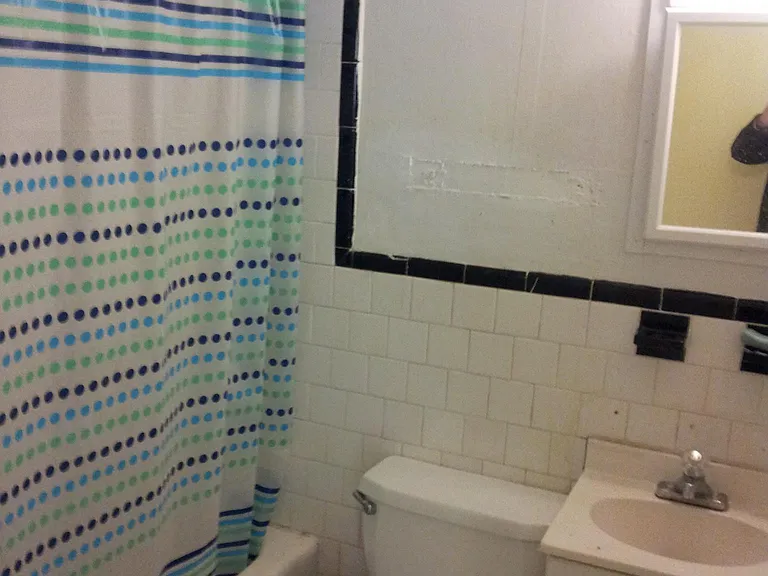 Full Bathroom & Tub