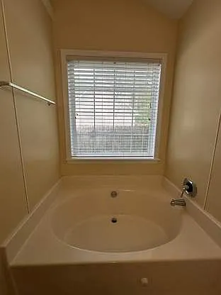 305 Firethorn Ln — Photo 7