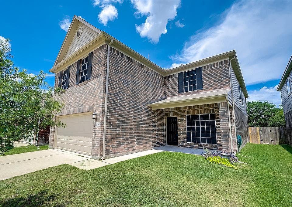 Welcome home! Spacious front porch perfect for a sitting area. Imagine sipping lemonade on a warm Katy summer evening enjoying conversations with the neighbors.