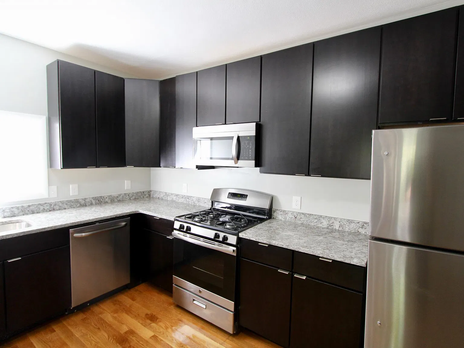3 bed, 1.0 bath, 1400 sqft, $2,700 — Photo 2