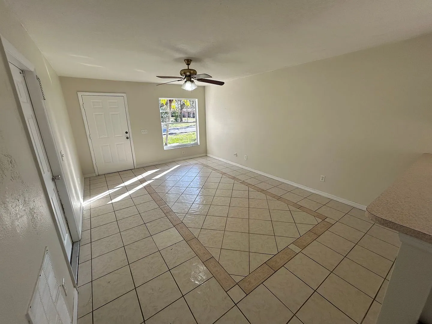 4 bedroom, 2 bathroom Sarasota home, plus garage and beautiful lot, conveniently located near Dow... — Photo 2