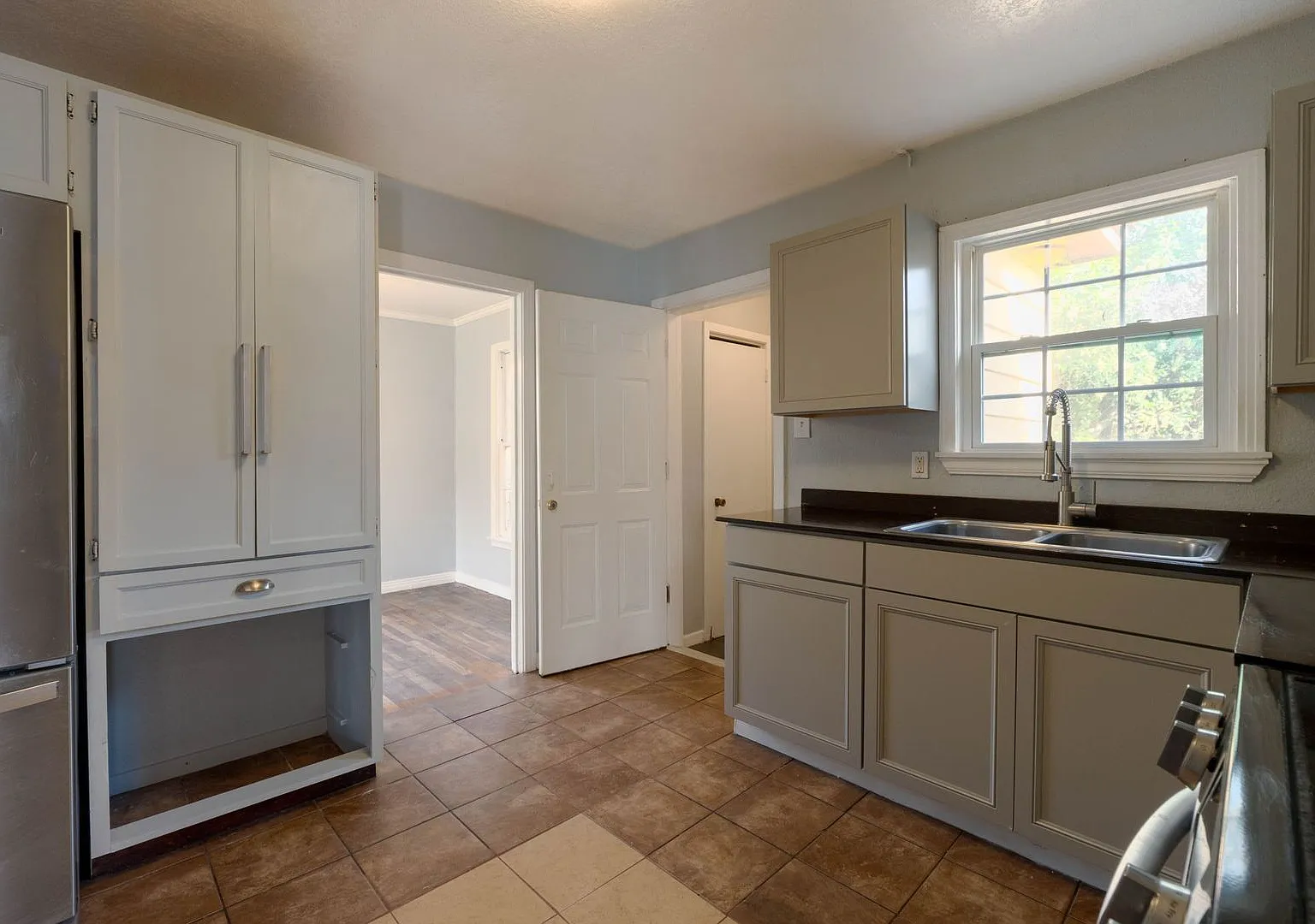 506 Powell St — Photo 4