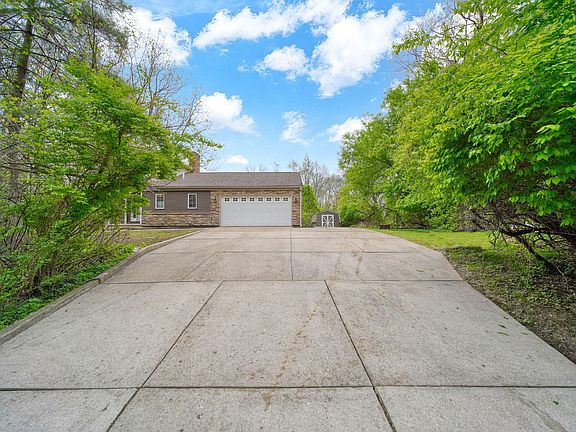 4th image of 2755 Robinson Rd