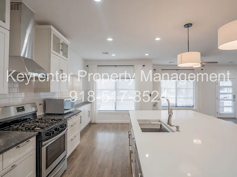 2323 E 13th St — Photo 7