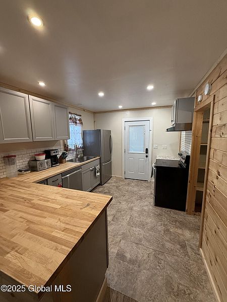 5th image of 107 1/2 Maple Street