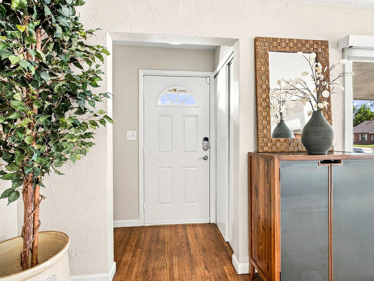 5 bed, 2.5 bath, 2456 sqft, $5,500 — Photo 2