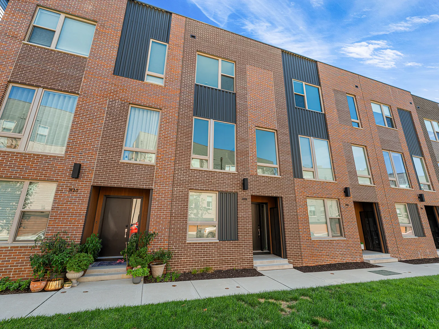 3 bed, 2400 sqft, $4,000 — Photo 1