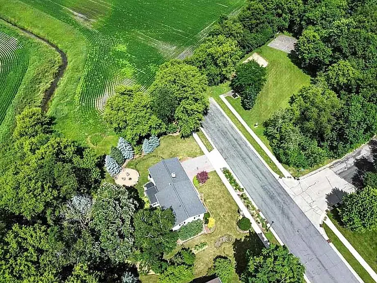900 Woodview Dr — Photo 4