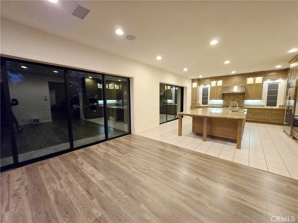 4 bed, 4.5 bath, 4710 sqft, $16,000 — Photo 2