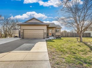 1162 N Longview Dr, Valley Center, KS 67147