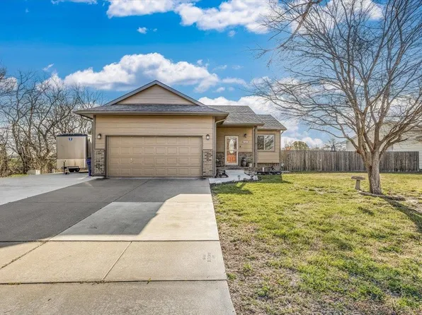 1162 N Longview Dr, Valley Center, KS 67147